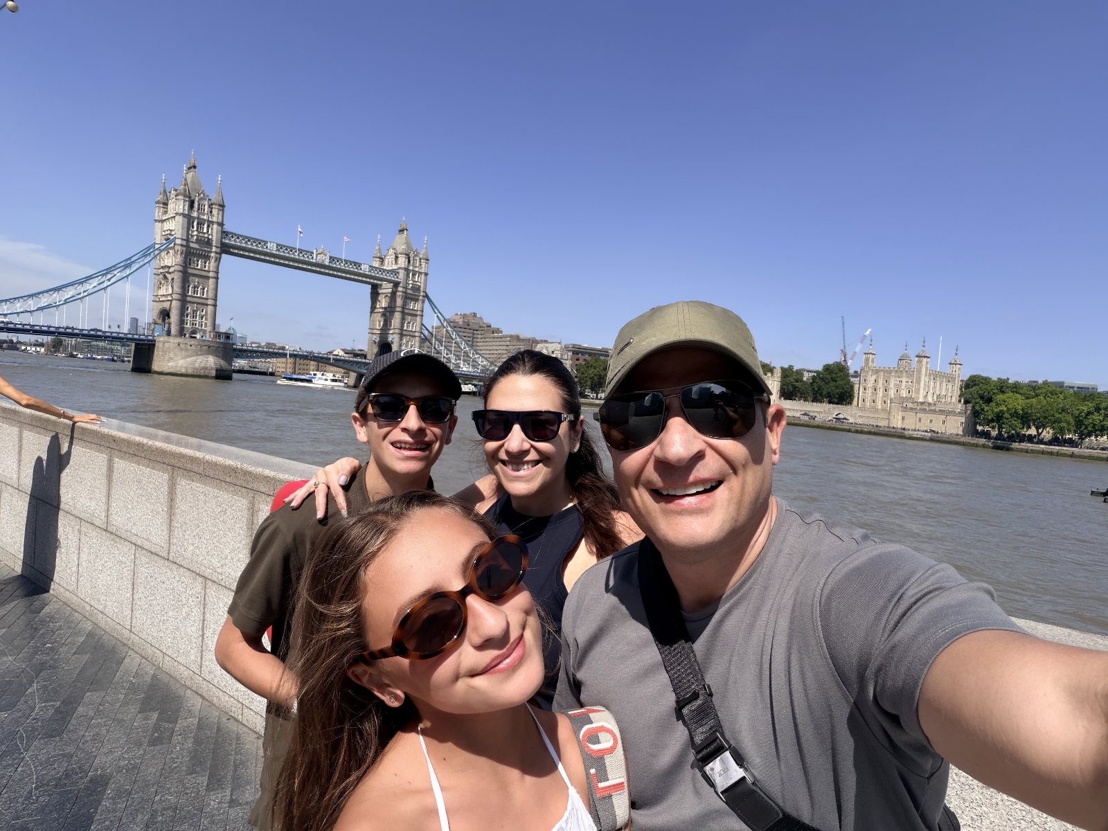 Stefy Dager con su familia junto al Tower Bridge, Londres