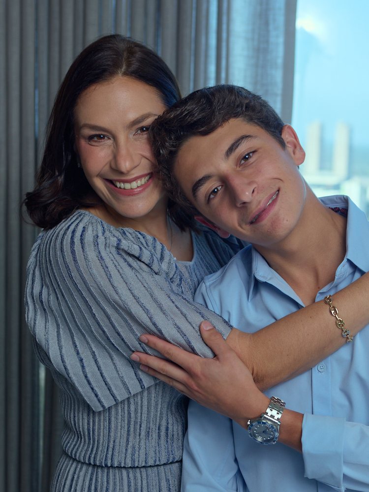 Stefy Dager abrazada a su hijo