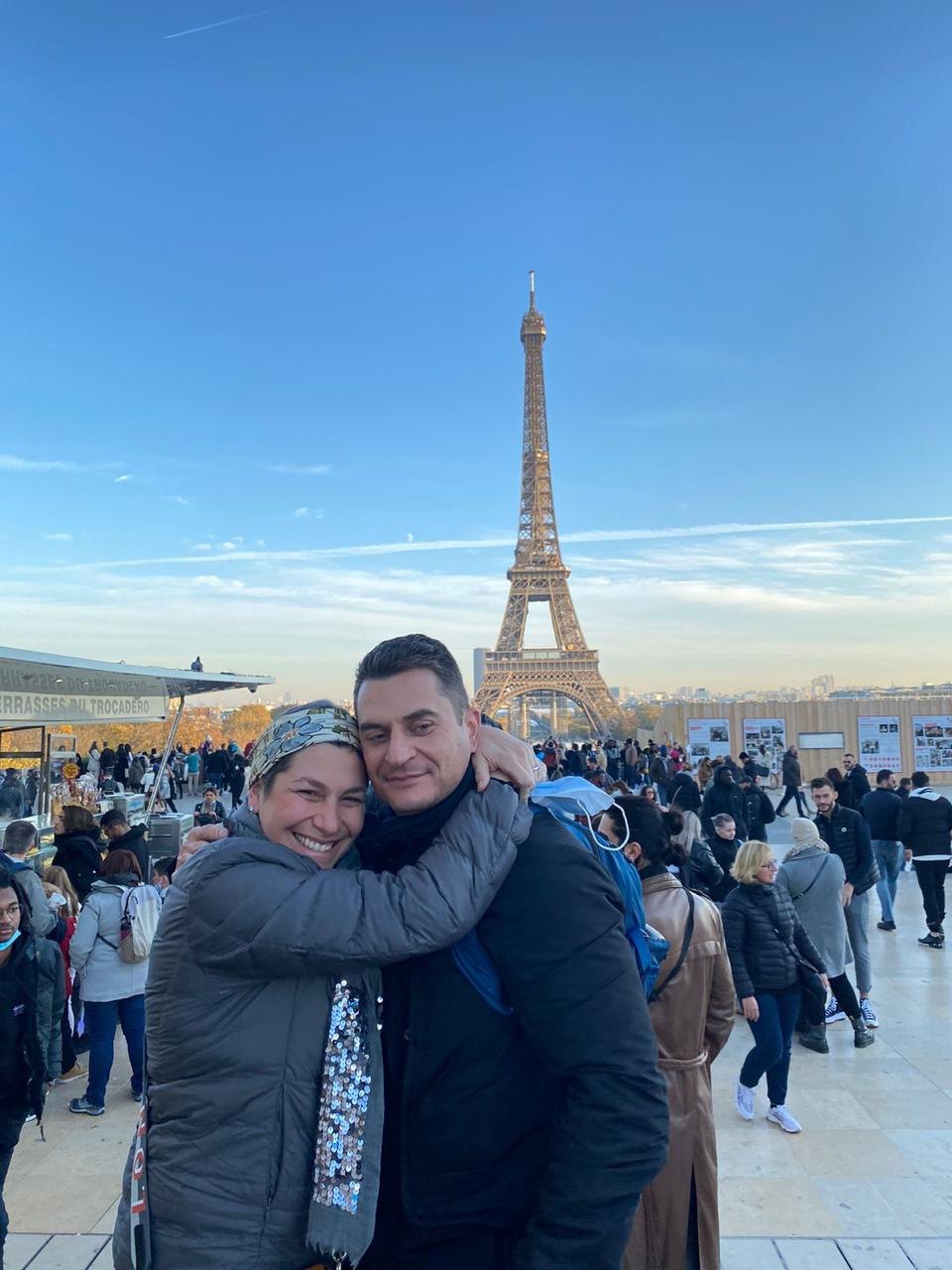 Stefy Dager abrazada a su marido frente a la Torre Eiffel